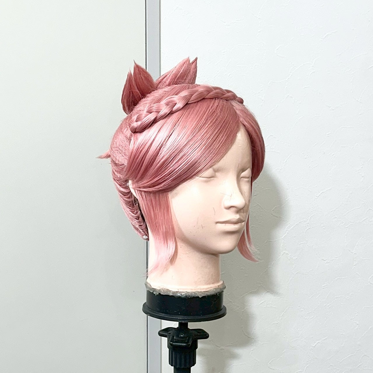 The wig turned towards the front, showing the face-framing length