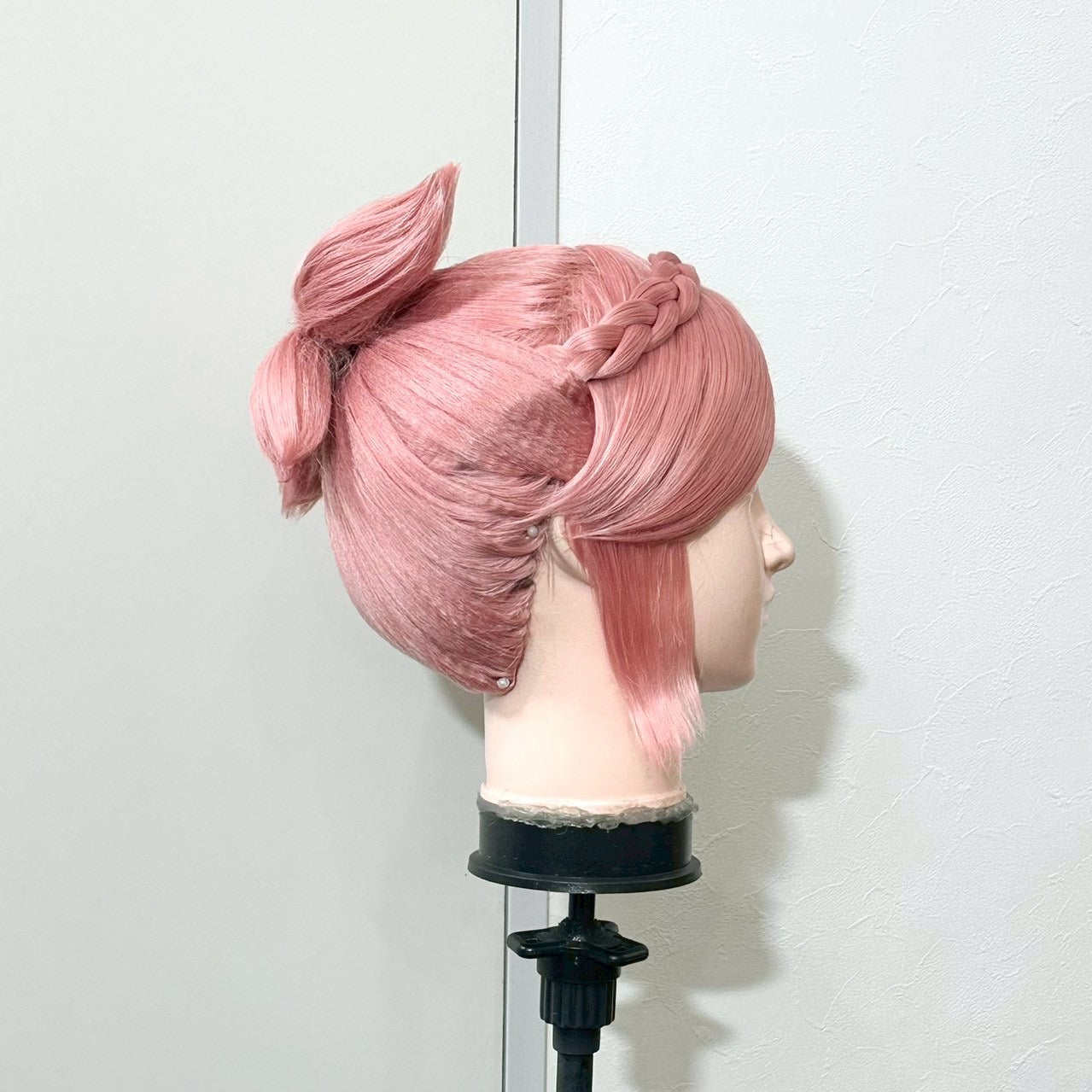 The same wig turned towards the back, showing the braid across the crown