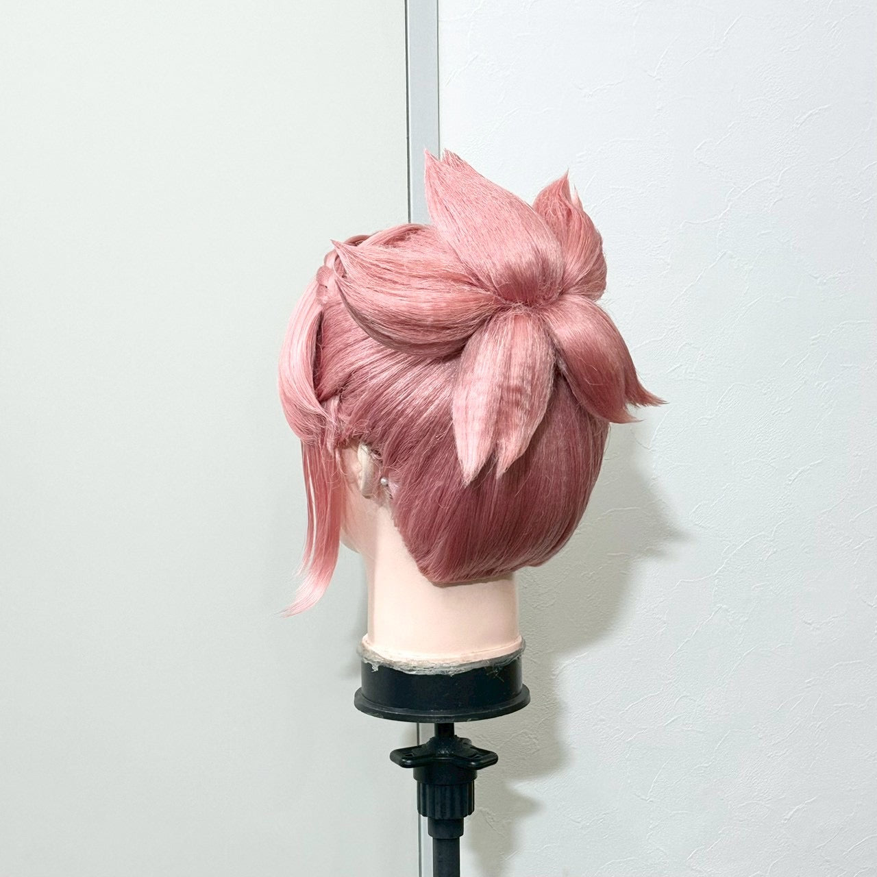 The back of the wig turned further, showing the loops from a second angle